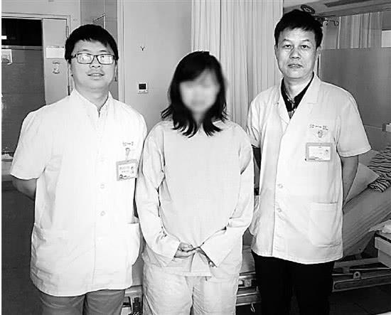 康复后的小云与医生合影。