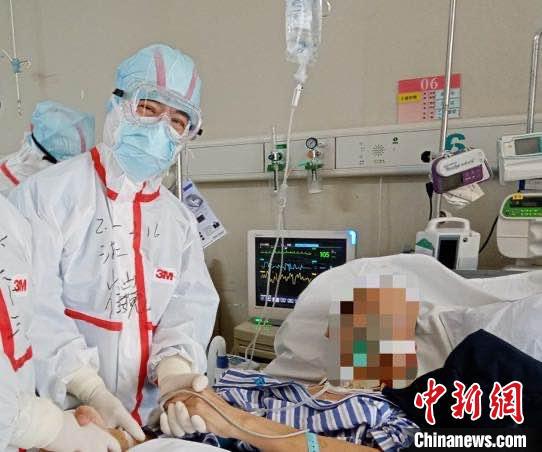 崔巍在救治病人。 浙大二院供图