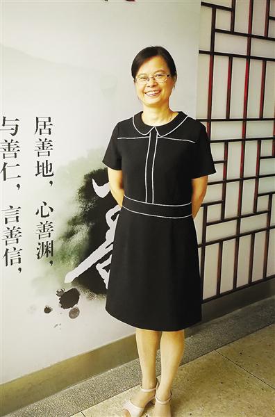 杭州市富阳区渌渚镇中心小学教师钟小凤,从教26年。