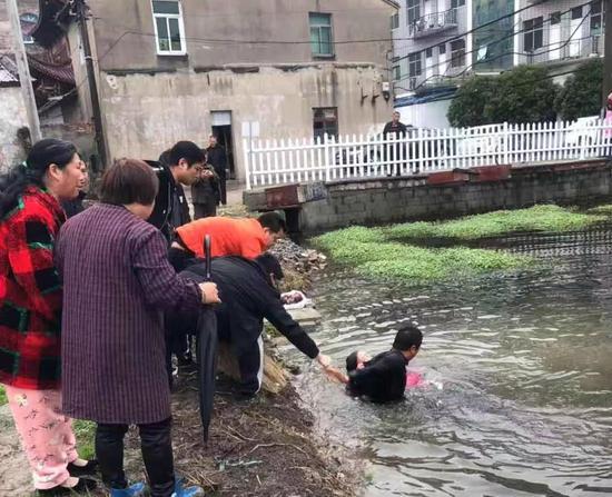 图为:村民合力救人 浙江路桥横街镇提供