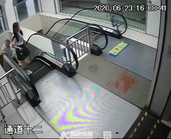 杭小伙扶手电梯上拍女孩裙底 女孩靠反光玻璃识破