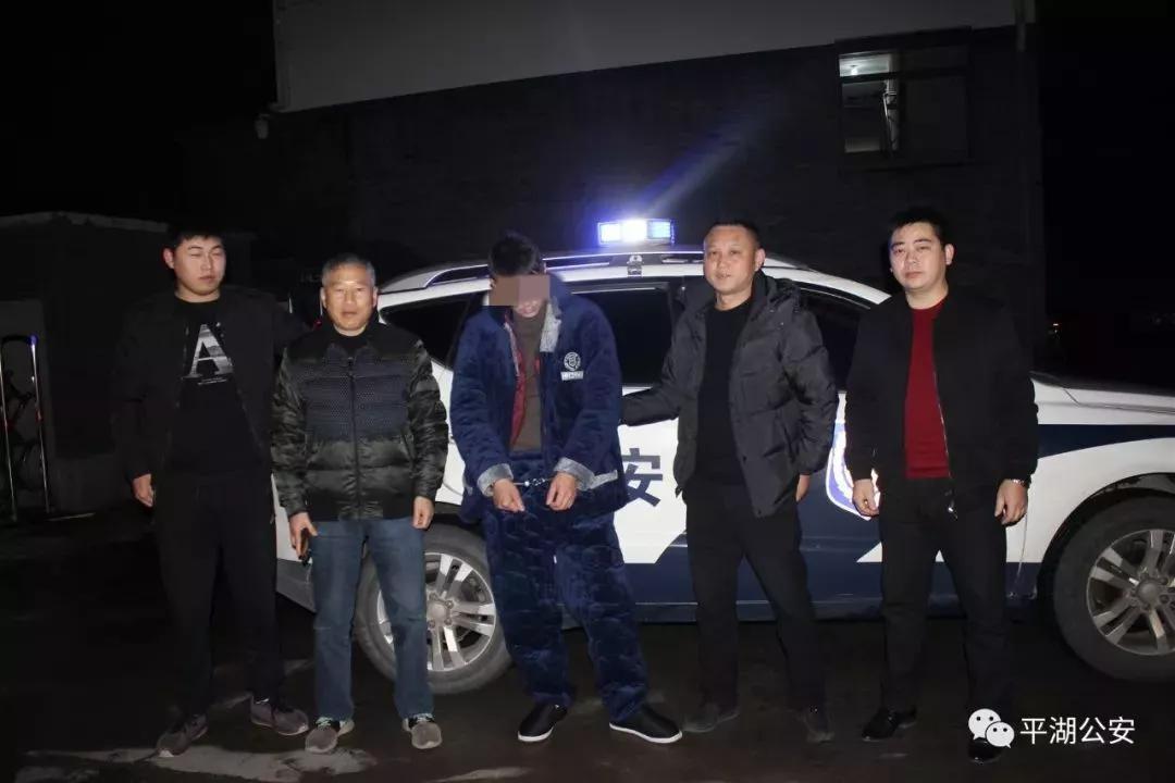 (左二为蔡秀根)