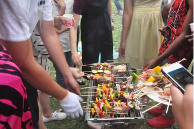 草地聚会撇差异 法律交流展风采