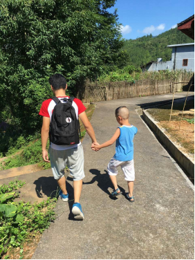 山区儿童我想去山外看看,网友@村长李锐