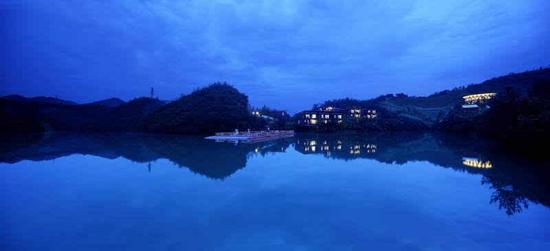 郡安里君澜携手Discovery开展香港青年探索极