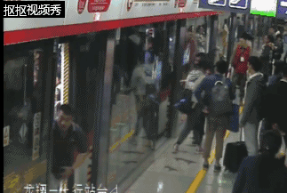 杭2女子地铁门边玩手机被抢 嫌疑人地铁开门后