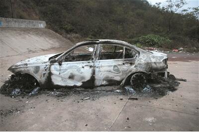 金华义乌一水库边有辆烧毁宝马 里面还有一具