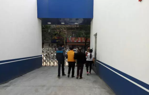 (黄衣服的是刘大军,白衣女子是陈起凤)