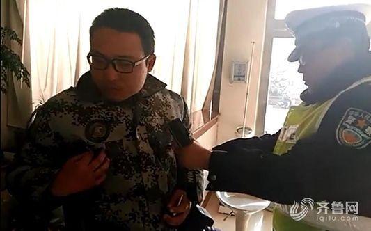 交警帮受困男子整理衣物