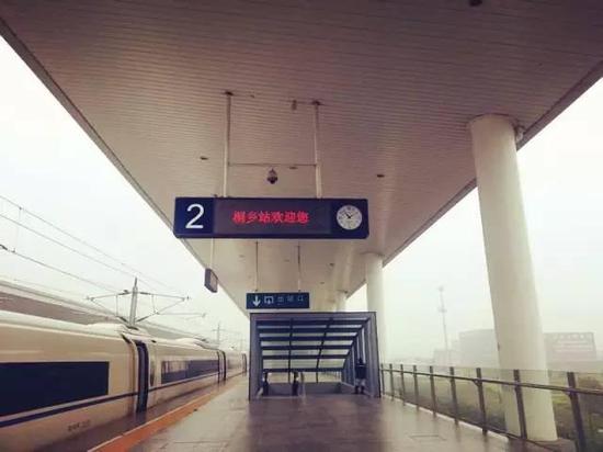 嘉兴1男子高铁站台抽根烟 上车发现儿子不见了