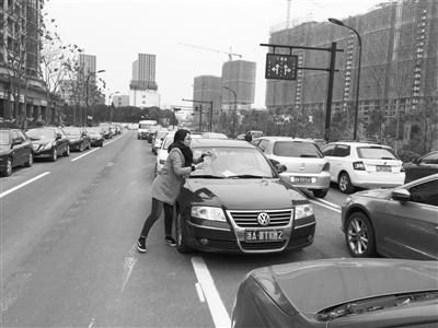 社区曾在旺杨路交付前,发放温馨提示,提醒车主规范停车。 丽江社区供图 社区曾在旺杨路交付前,发放温馨提示,提醒车主规范停车。 丽江社区供图