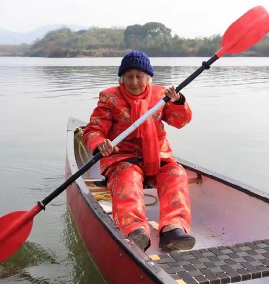 老奶奶划桨风采完全不输男子哦~(松子 摄)
