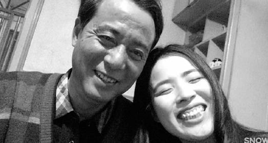 2017年,父女俩在同一个地方再度留下合影。