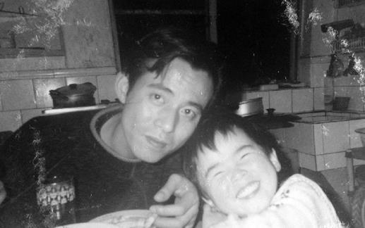 1993年,余佳能和爸爸在湖州南浔老家留下了一张笑容满面的合影。