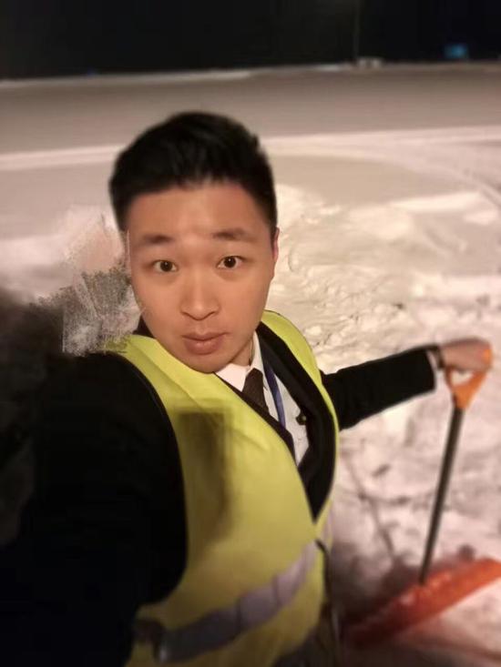 前往宁波航班被大雪覆盖 这一次飞行员没有挖