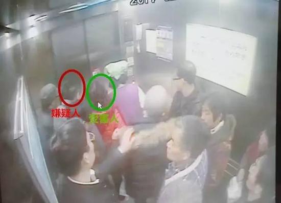 最终,男子在医院电梯内成功得手,切得王女士皮夹一只,内有现金300元以及银行卡若干。得手后,该嫌疑男子迅速离开了医院。
