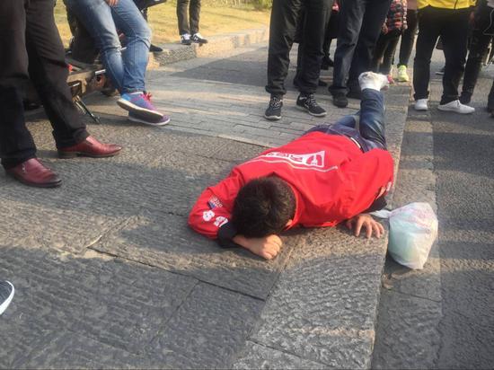 震惊:杭州外卖小哥当街爬行送餐 真相让人难受