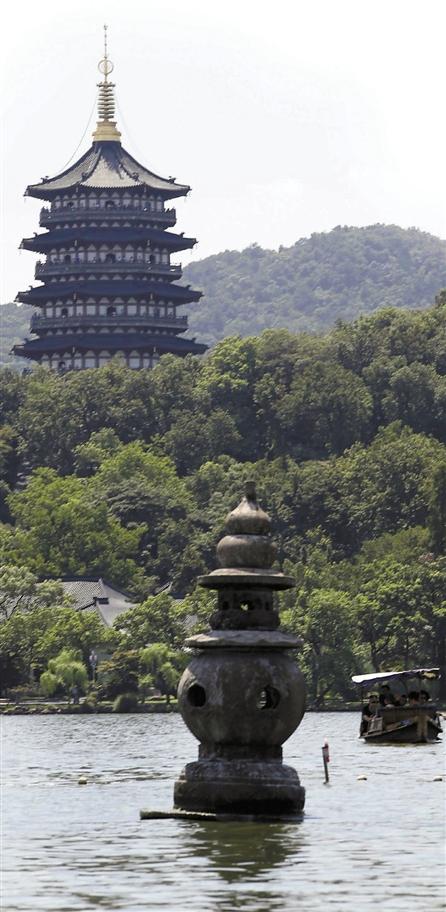 杭州西湖里掉进一玩家的无人机 神秘蛙人将其