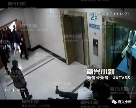 老人在嘉兴医院心脏骤停倒地 多名医生上演生