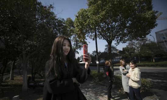 下午2点,潇潇回到学校参加舞蹈课。在车上,由于休息不够、近期直播时间太长,她一度难受,还是坚持了下来。
