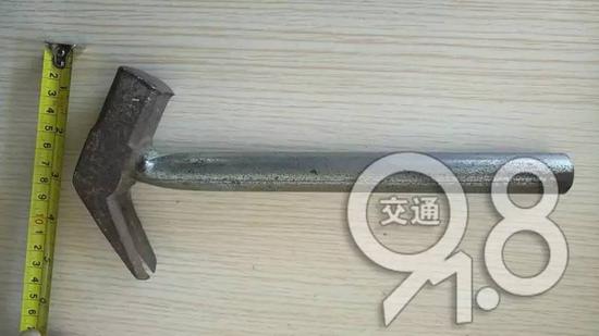 杭州1司机砸破车窗将财物洗劫一空 只因撞死一