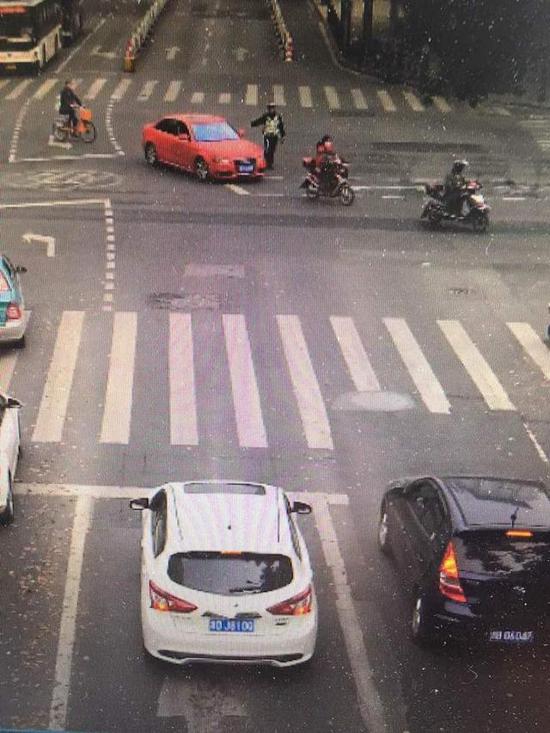 绍兴1男子遇交警拦截疯狂逃窜 连续用车撞击交