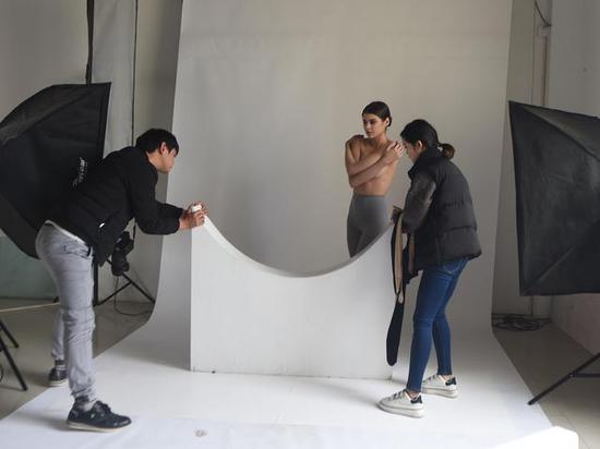 乌克兰美女来浙拍内衣丝袜月入3万 相当普通乌