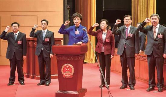 市第十五届人大常委会新班子进行宪法宣誓 记者 徐能 摄