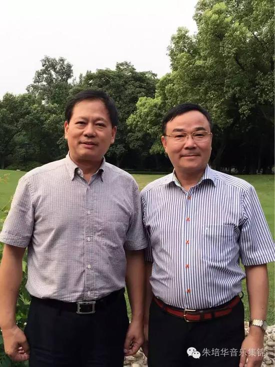 词作者 杨晓光(左)和曲作者 朱培华(右)