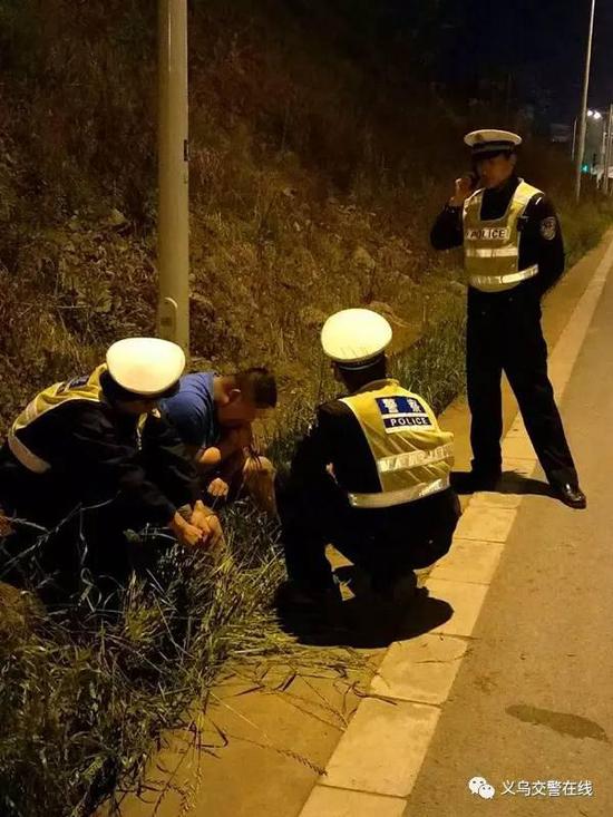 义乌一奇葩司机为躲避查酒驾 跑上小山坡蹲地