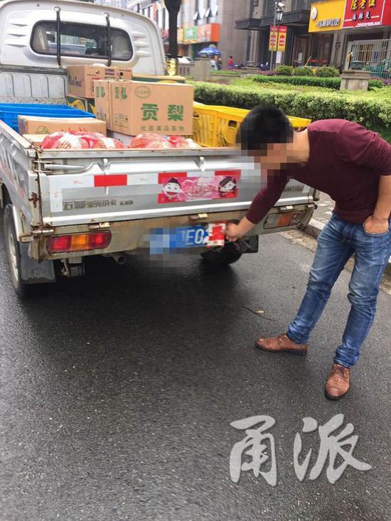 宁波糊涂司机拿烟壳遮挡号牌