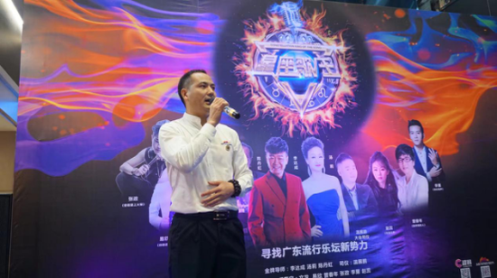 当日数百位各商业体、各企业代表在东圃商业大厦董事长周焕珍女士的带领下携众歌星对活动进行