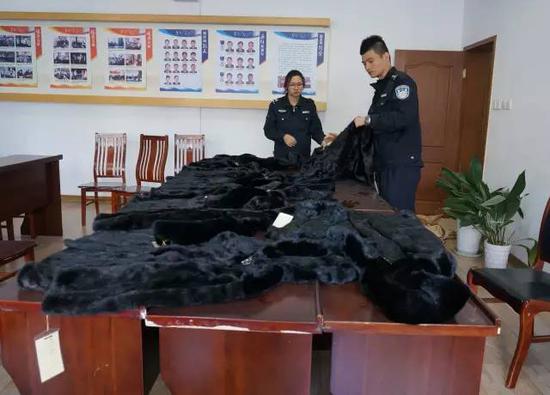 李某某作为分公司领导,原本应该遵守职业操守,没想到却和下面的快递员沆瀣一气,狼狈为奸。