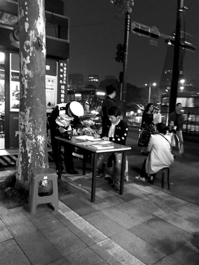 昨晚7点40分,抄写交规的市民已挤不下中北桥岗4个“受教位”,交警安排一位市民到岗亭外的一张桌子上抄。 读者 曾先生 摄 昨晚7点40分,抄写交规的市民已挤不下中北桥岗4个“受教位”,交警安排一位市民到岗亭外的一张桌子上抄。 读者 曾先生 摄