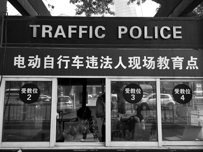 中北桥岗的四个“受教位”。 记者 蒋大伟 摄 中北桥岗的四个“受教位”。 记者 蒋大伟 摄