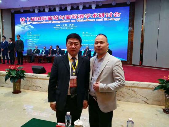 葡萄酒学院院长房玉林(左)与萨意董事长叶志远(右)合影