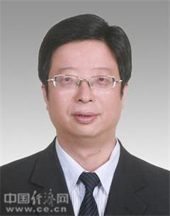 钱三雄,男,汉族,1967年11月生,浙江绍兴人,1988年12月加入中国共产党,1990年8月参加工作,大学学历。