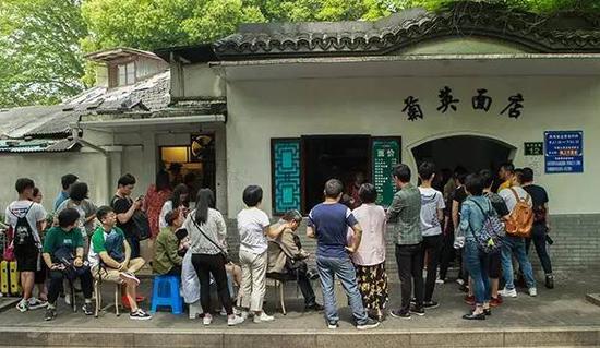 杭州菊英面馆最近排队更长 今年夏天要跟大家说再见