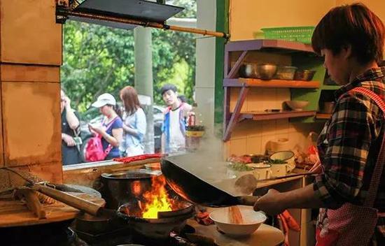 杭州菊英面馆最近排队更长 今年夏天要跟大家