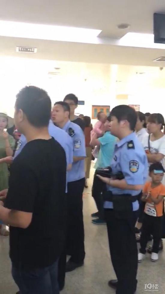 嘉兴1幼儿园老师疑给孩子注射蓝绿液体 现场发现注射针