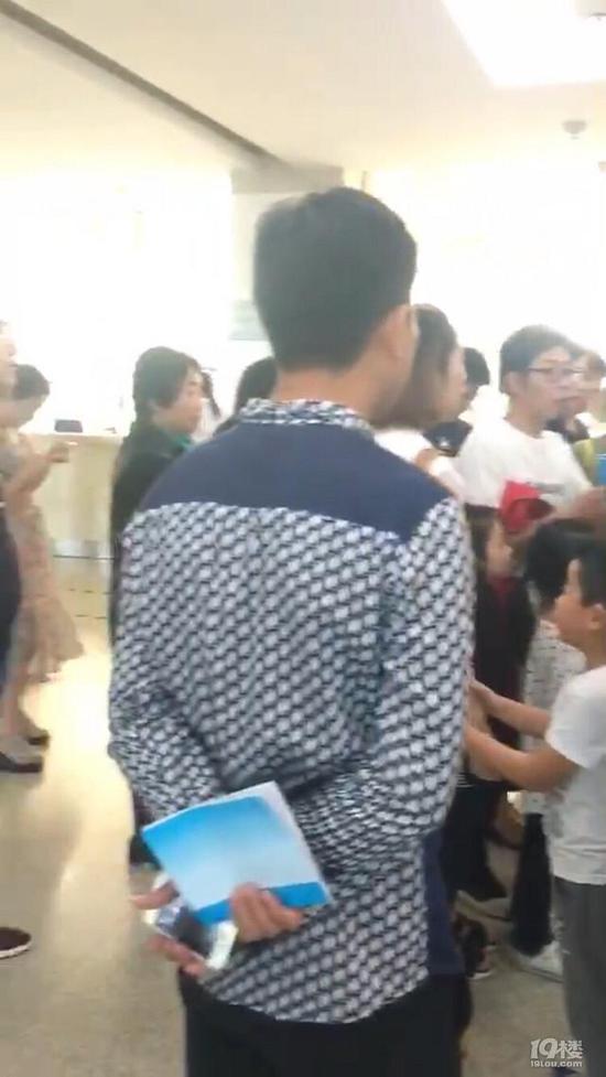网上对此议论纷纷: