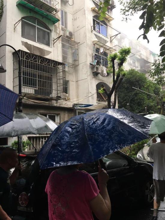 杭州朝晖九区住宅楼突发爆炸 2名伤者已送往医