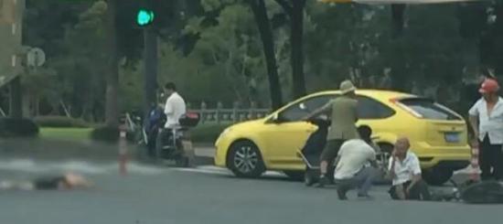 3.jpg 周围群众说,被撞的电瓶车上有两名老人,是一对年近80的老夫妻。