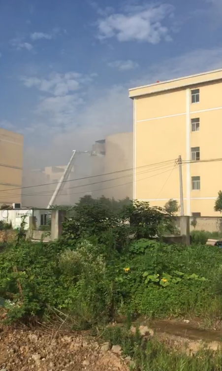 诸暨一企业发生火灾 绍兴9个消防中队赶去救援