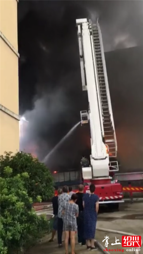 诸暨一企业发生火灾 绍兴9个消防中队赶去救援