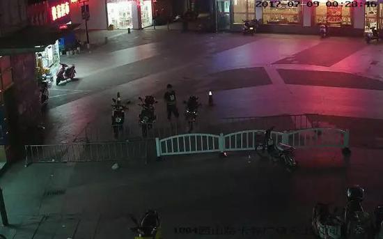 嘉兴1男子偷摩托车开锁不成推着走 将红色车子