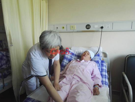 贺晶正在为杨女士进行简单检查