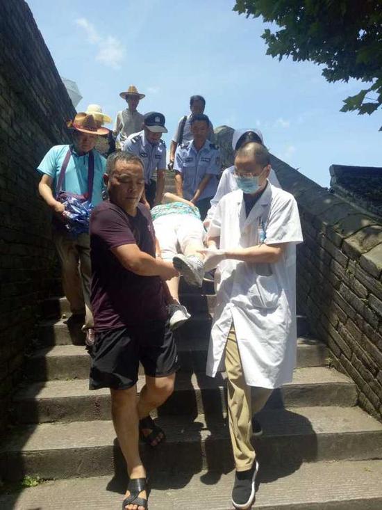 古城派出所民警邵绍伟接警后第一时间赶到现场。由于杨女士昏迷在长城之上,如何将她安全送往医院成为此次救援的难题。