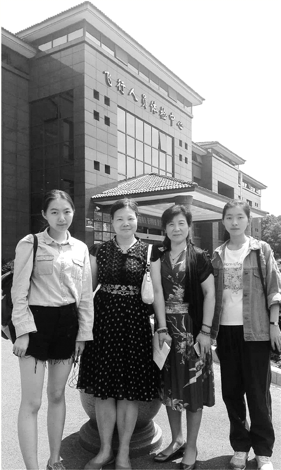 吴依涵(右一),在杭州空军疗养院通过招飞初检。