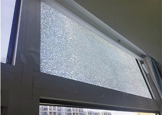 滨江万家星城小区业主家中自爆的玻璃。照片由业主提供